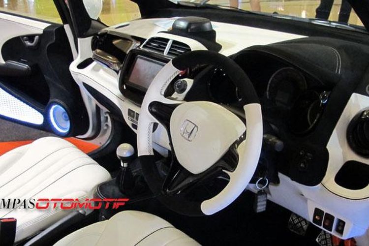 Detail Foto Interior Mobil Nomer 43