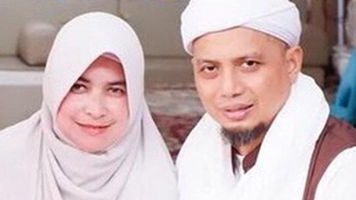 Foto Istri Pertama Ustadz Arifin Ilham - KibrisPDR