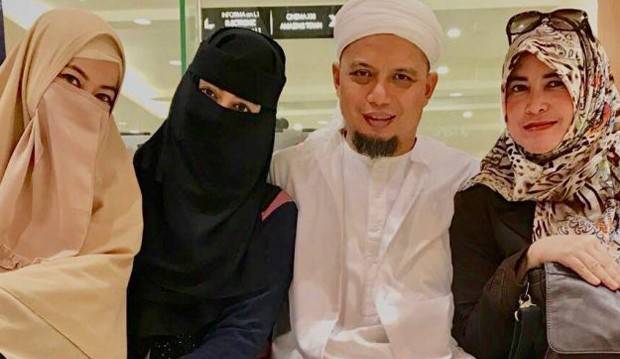 Detail Foto Istri Pertama Ustadz Arifin Ilham Nomer 15