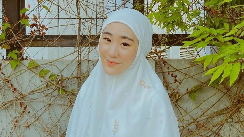 Detail Foto Istri Ustadz Adi Hidayat Nomer 14