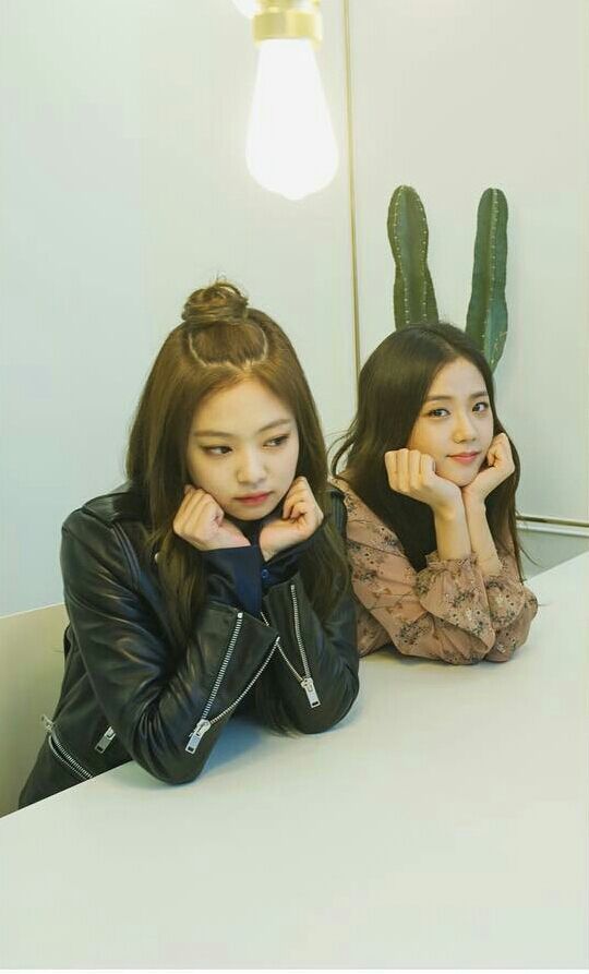 Detail Foto Jennie Dan Jisoo Nomer 17