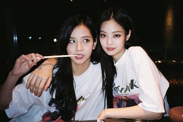 Detail Foto Jennie Dan Jisoo Nomer 30