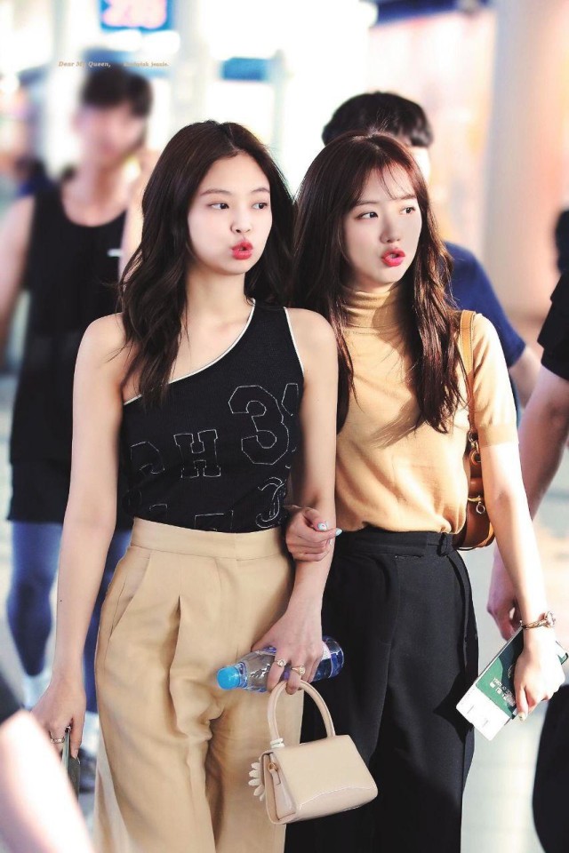 Detail Foto Jennie Dan Jisoo Nomer 47