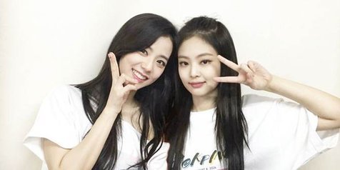 Detail Foto Jennie Dan Jisoo Nomer 51