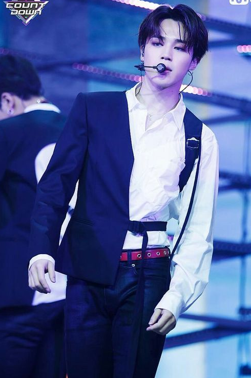 Detail Foto Jimin Bts Pakai Kacamata Nomer 32