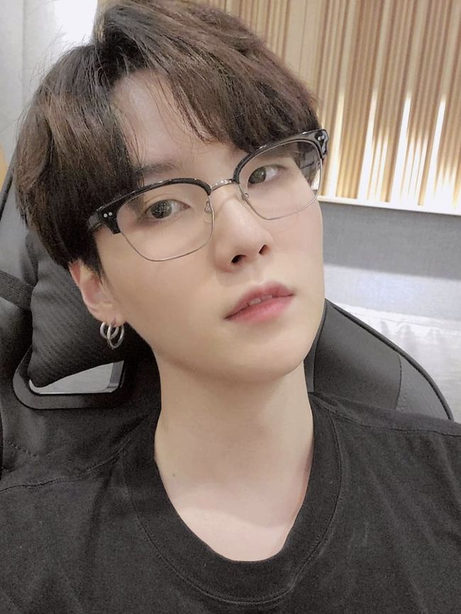 Detail Foto Jimin Bts Pakai Kacamata Nomer 38