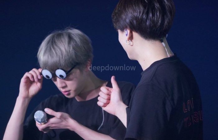 Detail Foto Jin Bts Pakai Kacamata Nomer 34