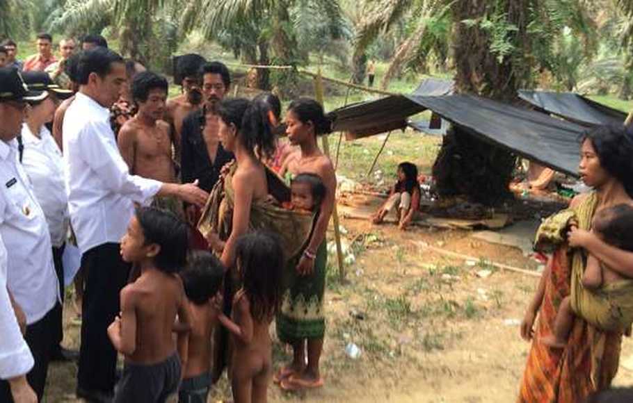 Detail Foto Jokowi Suku Anak Dalam Nomer 16