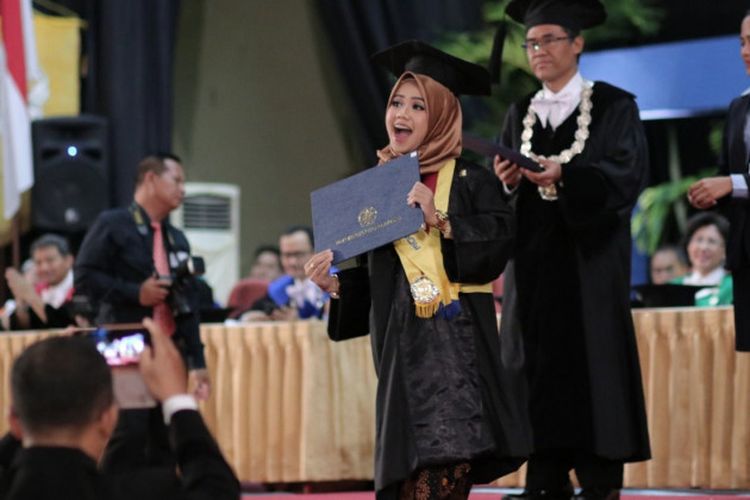 Detail Foto Jokowi Wisuda Di Ugm Nomer 45