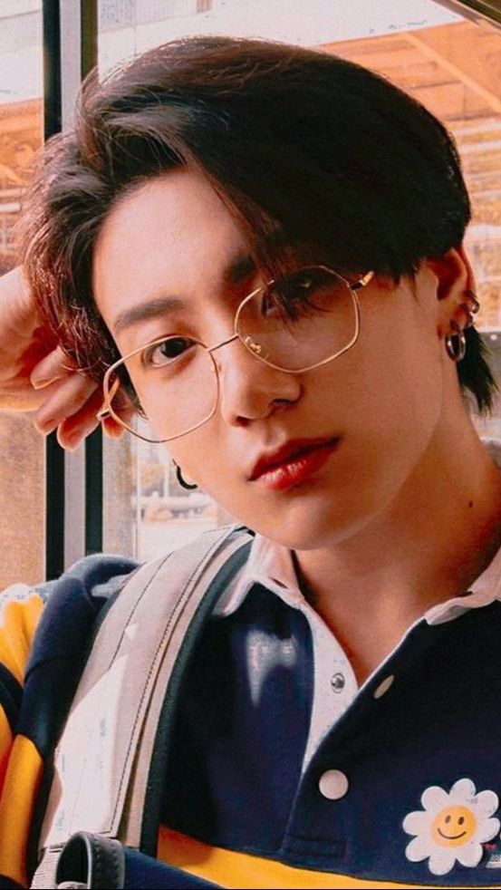 Detail Foto Jungkook Bts Pakai Kacamata Nomer 5