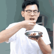 Detail Kartun Makan Bakso Nomer 24