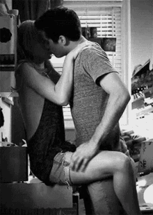 Detail Making Out Gif Nomer 2