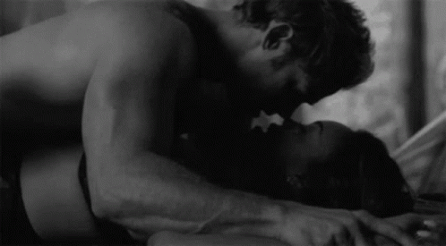 Detail Making Out Gif Nomer 16