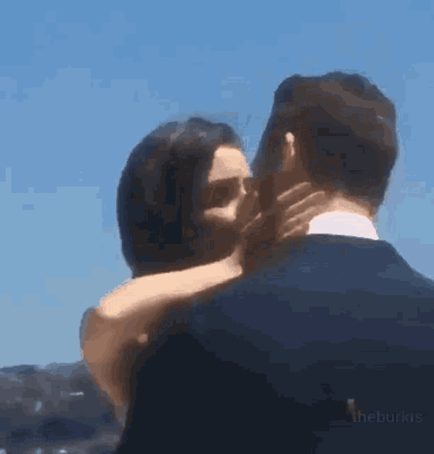Detail Making Out Gif Nomer 23