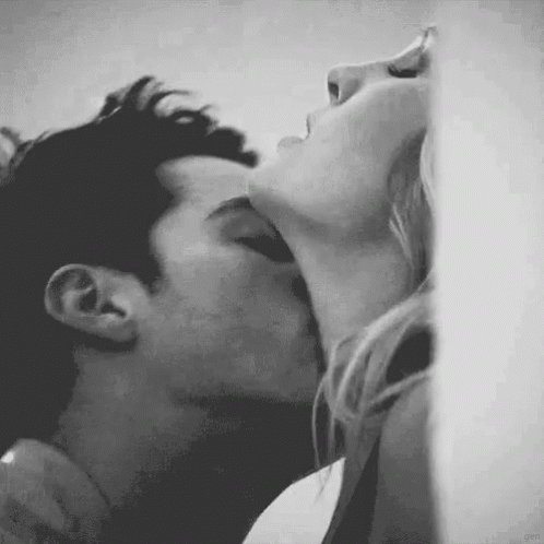 Detail Making Out Gif Nomer 27