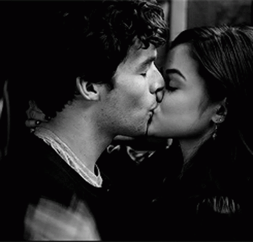 Detail Making Out Gif Nomer 36