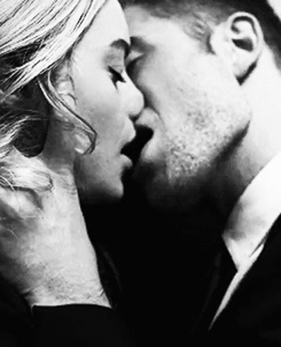 Detail Making Out Gif Nomer 41
