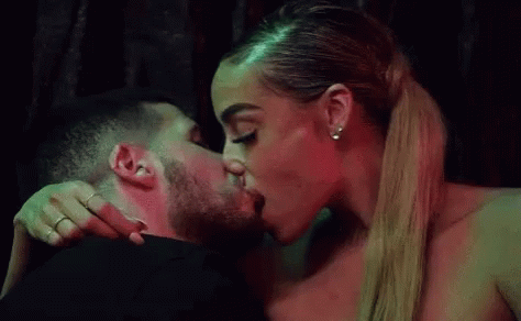 Detail Making Out Gif Nomer 53