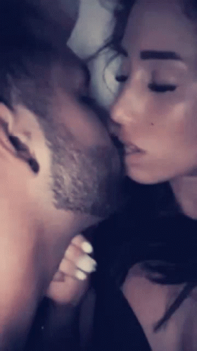 Detail Making Out Gif Nomer 54