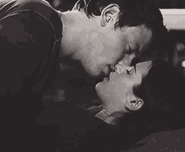 Detail Making Out Gif Nomer 7