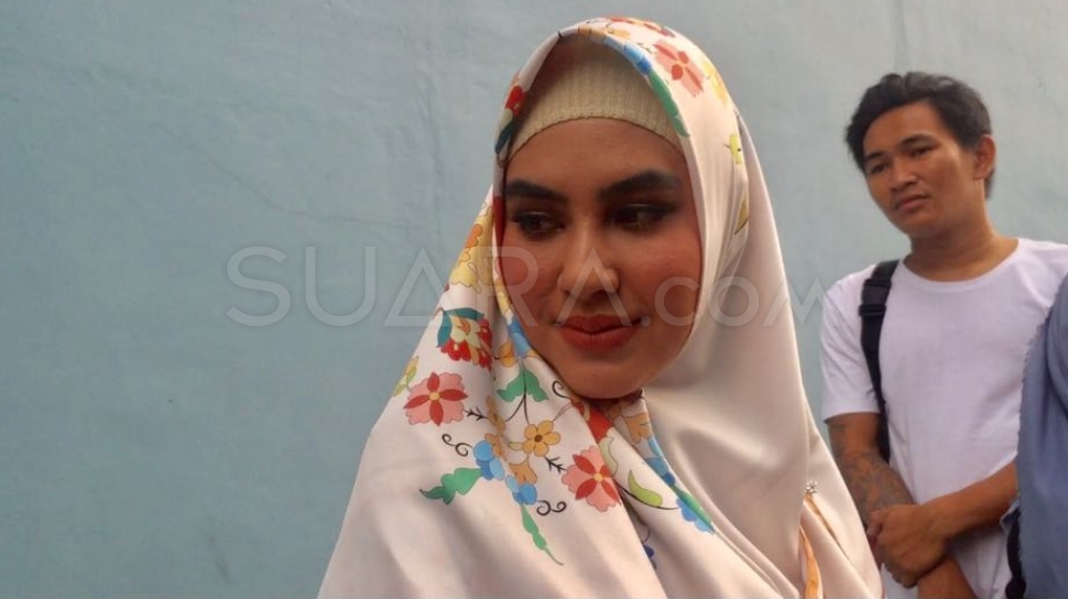 Detail Foto Kartika Putri Pakai Baju Ketat Nomer 40