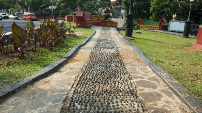 Detail Batu Refleksi Di Taman Nomer 16