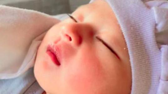 Detail Bayi Perempuan Cantik Baru Lahir Nomer 11