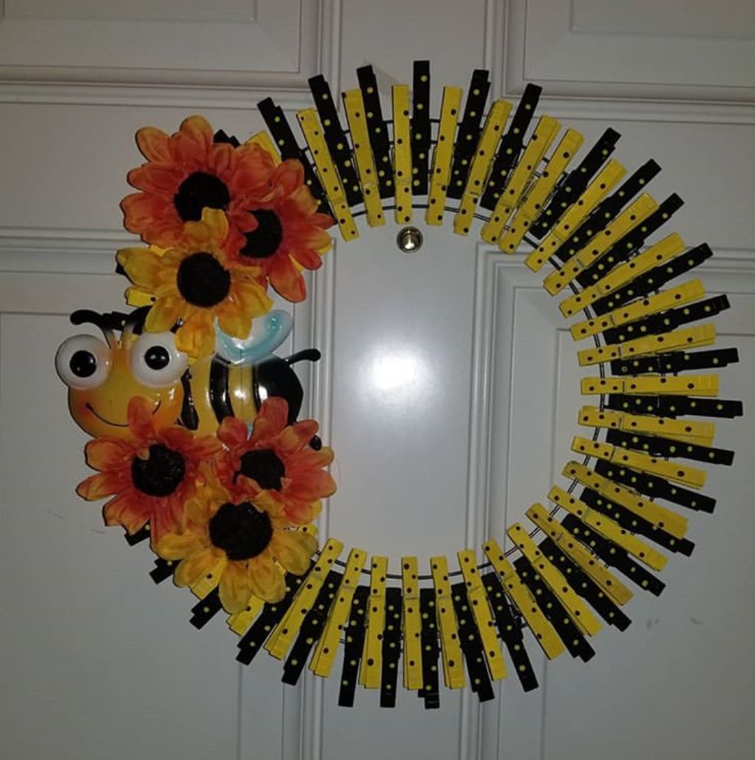 Detail Bee Clothespin Wreath Nomer 46