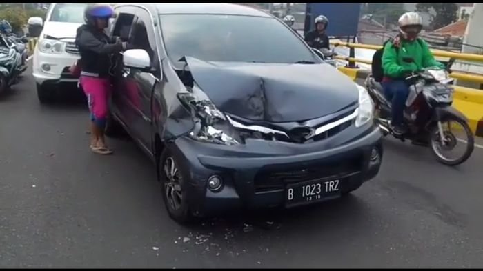 Detail Foto Kecelakaan Mobil Nomer 23