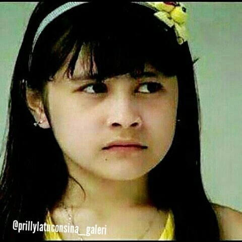 Detail Foto Kecil Prilly Latuconsina Nomer 4