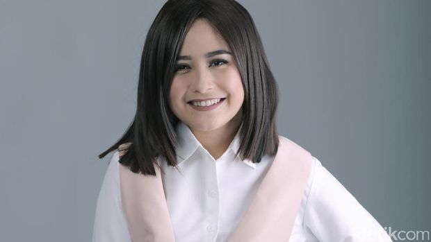 Detail Foto Kecil Prilly Latuconsina Nomer 40