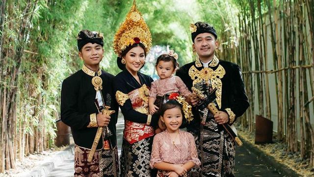 Detail Foto Keluarga Adat Bali Nomer 2