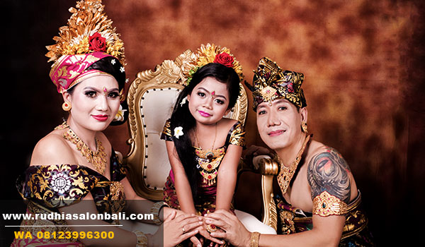 Detail Foto Keluarga Adat Bali Nomer 14