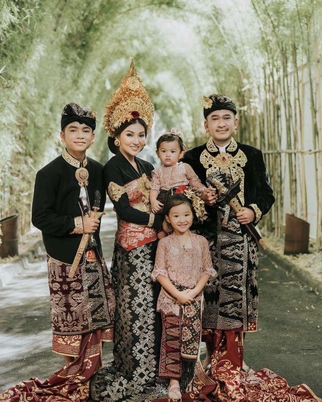 Detail Foto Keluarga Adat Bali Nomer 21