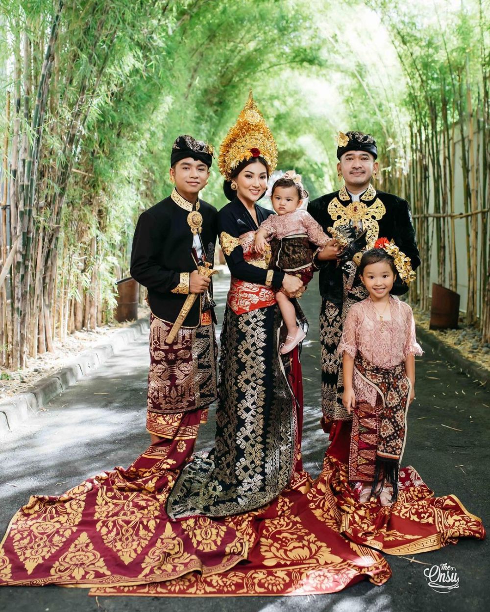 Detail Foto Keluarga Adat Bali Nomer 5