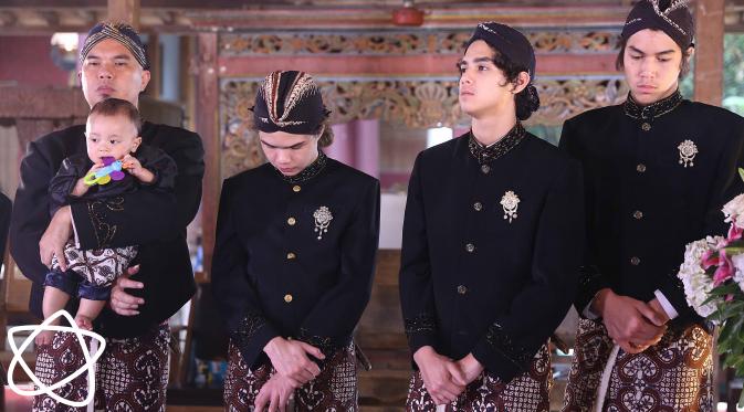 Detail Foto Keluarga Adat Jawa Nomer 36