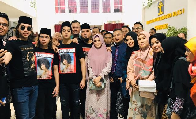 Detail Foto Keluarga Ahmad Dhani Nomer 20