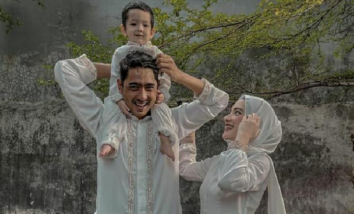 Detail Foto Keluarga Arya Saloka Nomer 9