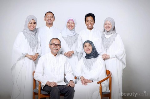 Foto Keluarga Baju Putih - KibrisPDR