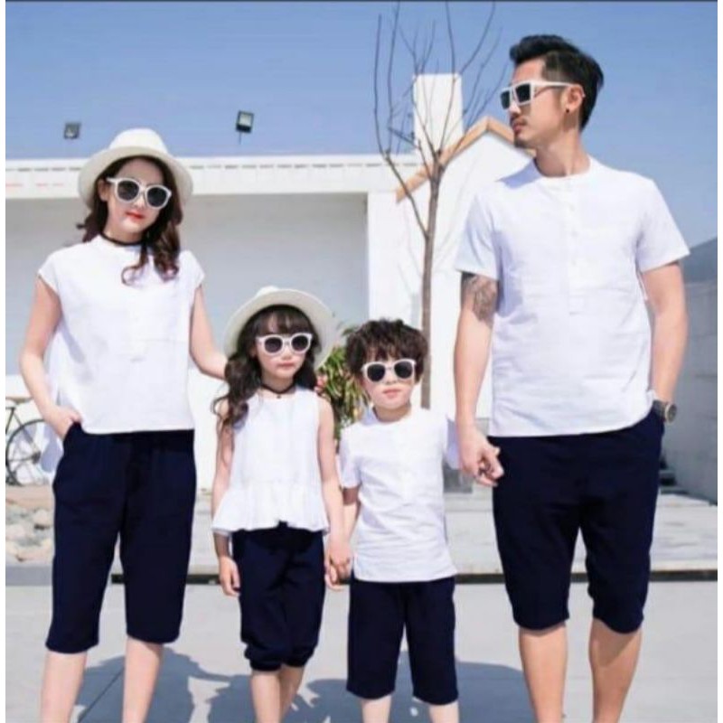 Detail Foto Keluarga Baju Putih Celana Jeans Nomer 41