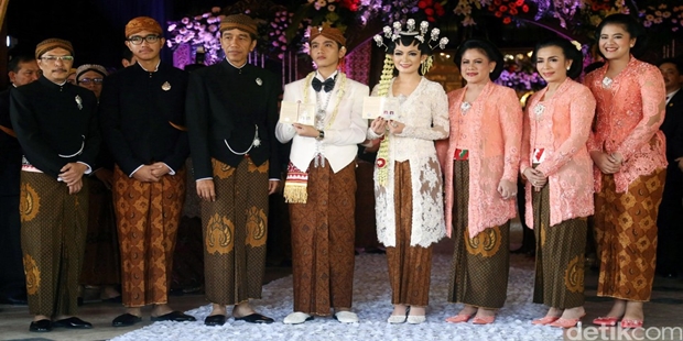 Detail Foto Keluarga Besar Jokowi Nomer 15
