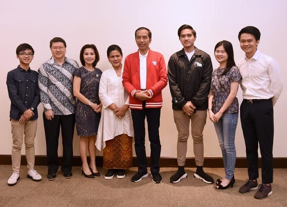 Detail Foto Keluarga Besar Jokowi Nomer 19