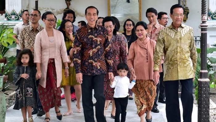 Detail Foto Keluarga Besar Jokowi Nomer 6