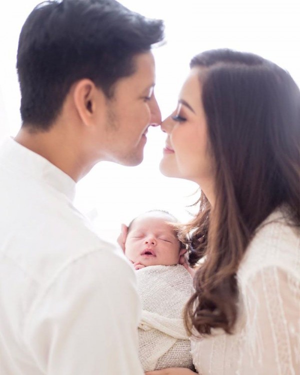 Detail Foto Keluarga Dengan Bayi Nomer 10