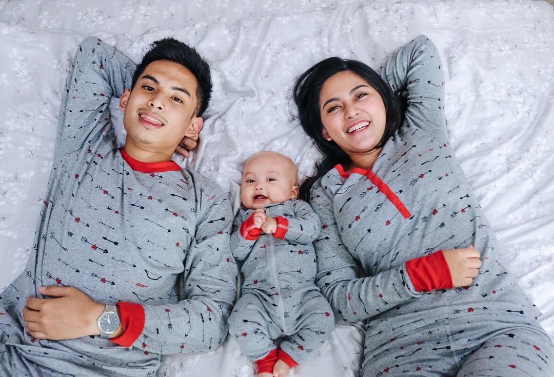 Detail Foto Keluarga Dengan Bayi Nomer 2