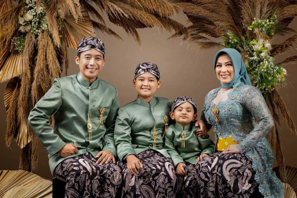 Detail Foto Keluarga Denny Cagur Nomer 2