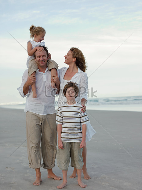 Detail Foto Keluarga Di Pantai Nomer 8