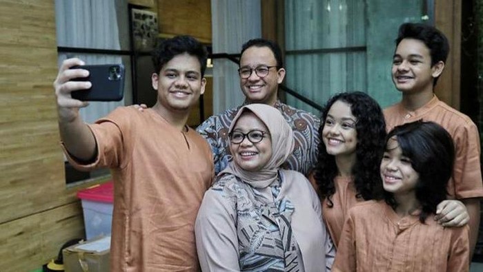 Detail Foto Keluarga Di Rumah Nomer 23