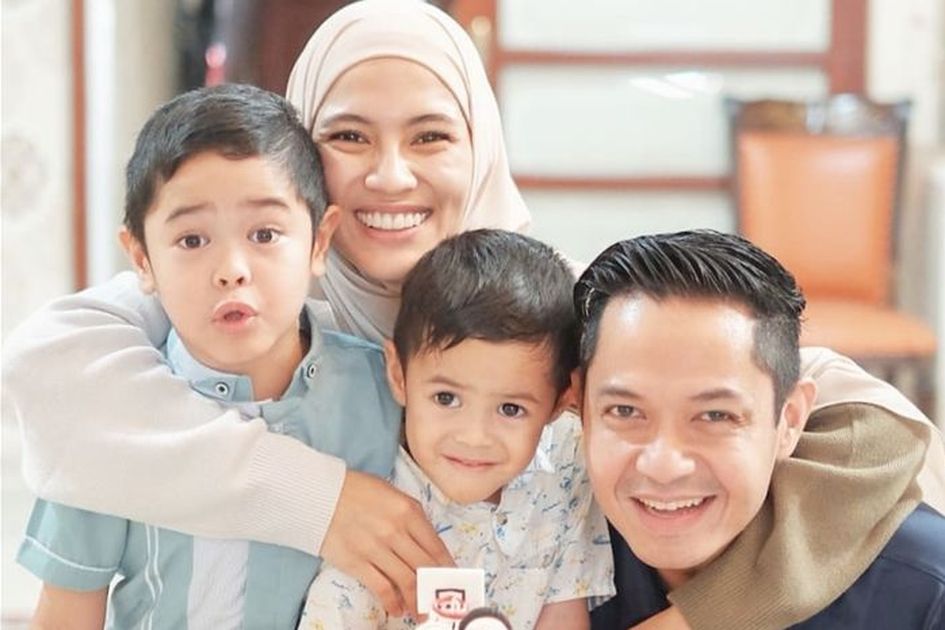 Detail Foto Keluarga Dude Harlino Nomer 7