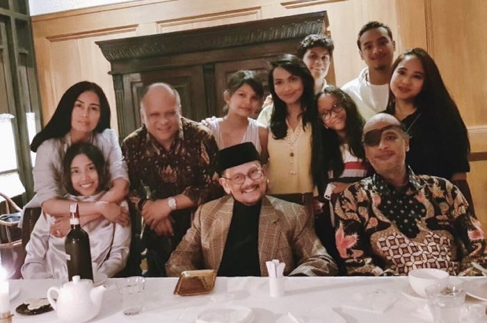 Detail Foto Keluarga Habibie Nomer 5